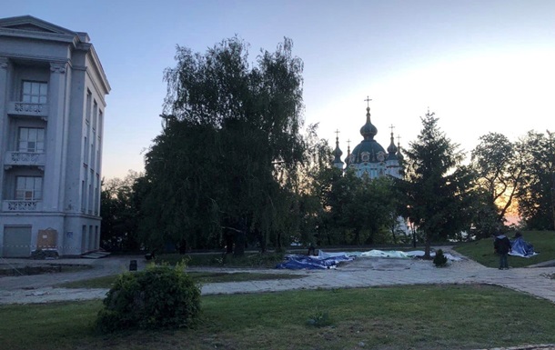 У Києві демонтували  храм-кіоск  біля Десятинної церкви