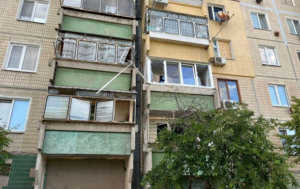 Росіяни вночі обстріляли Нікополь, пошкоджений багатоквартирний будинок