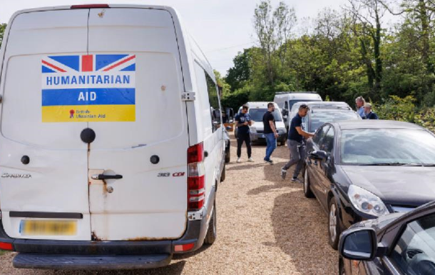 Україна отримала від Британії автомобілі для гуманітарних цілей