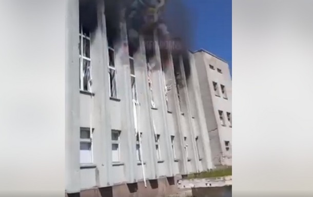 Від удару дроном загорілася будівля міськради в Середині-Буді на Сумщині