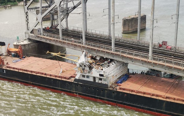 Корабль врезался в пролет моста в Ростове
