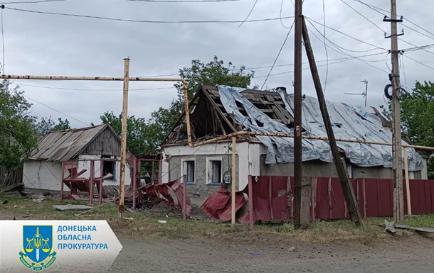 В Селидово россияне разбомбили дом: двое погибших