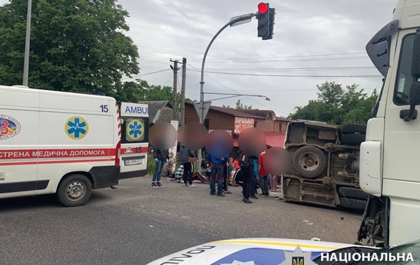 На Вінниччині перекинувся автобус, постраждали 11 людей