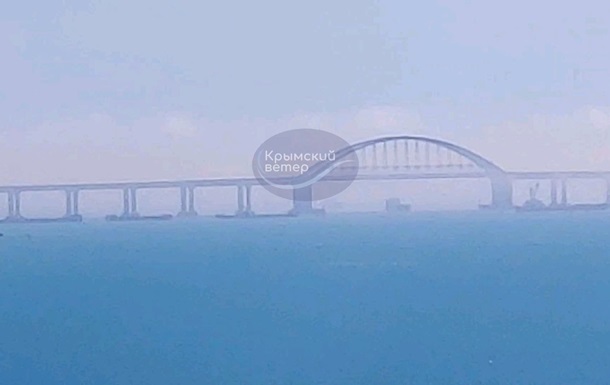 Россияне установили 10 боновых заграждений у Крымского моста - соцсети