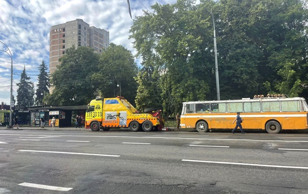 В Києві за порушення паркування евакуювали автобус