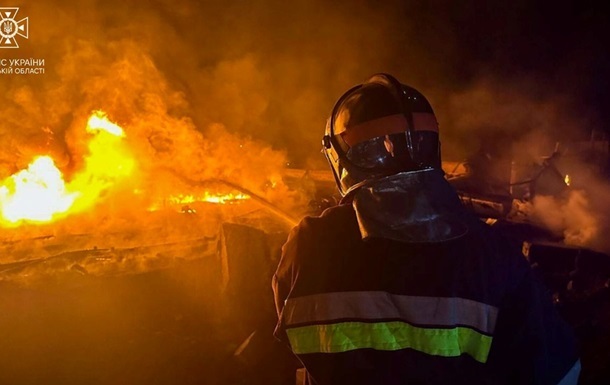 Ночная атака: в Киевской области горит промышленный объект