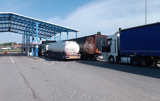 Поляки розблокували рух вантажівок на кордоні з Україною