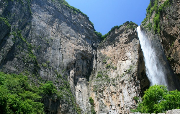 Самый высокий водопад Китая вытекает из водопроводной трубы