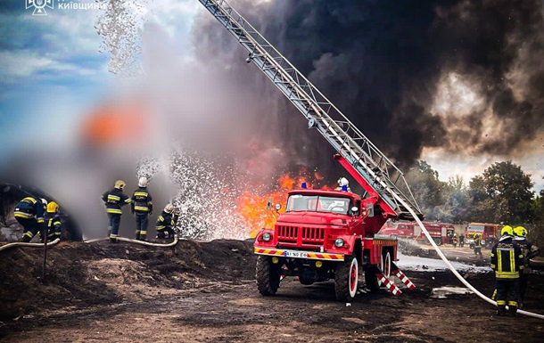 Атака на Киевщину: ликвидирован масштабный пожар на промышленном объекте