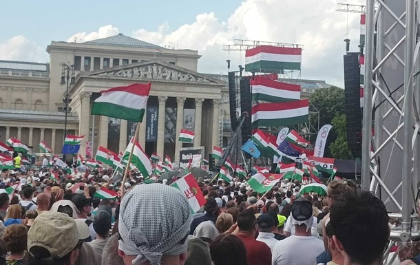 В Венгрии десятки тысяч человек вышли на протест против Орбана