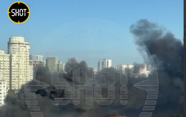 В Москве мощный пожар - горит автосалон