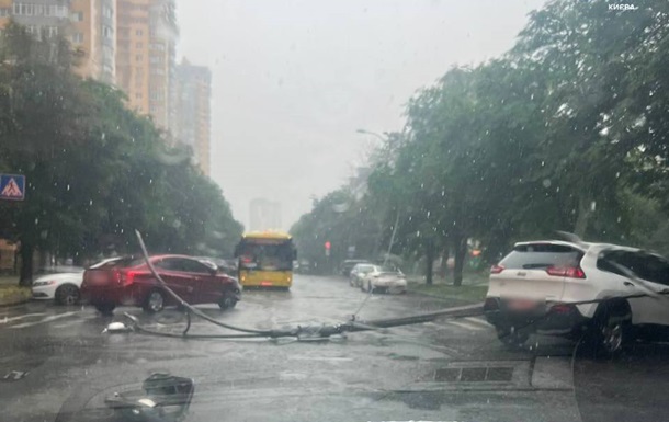 Київ залило дощем, є проблеми з транспортом