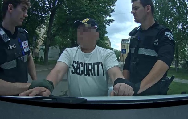 У Ризі затримали агресивного чоловіка в кепці з гербом РФ