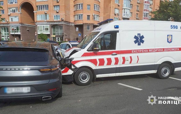 В Киеве в ДТП пострадала беременная женщина,  скорая  также попала в аварию