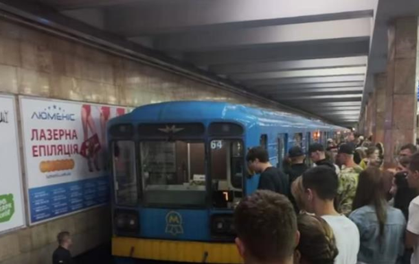 У Києві жінка потрапила під потяг в метро, закривали чотири станції