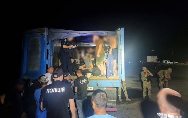 Біля кордону з Румунією затримали фуру з десятками чоловіків
