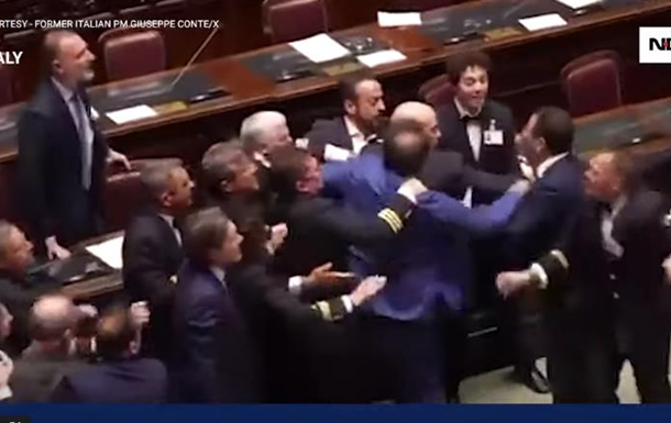 В Италии отстранили от заседаний 11 депутатов после драки в парламенте
