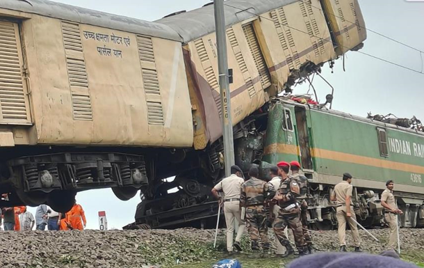 Из-за столкновения поездов в Индии погибли как минимум 15 людей, 60 ранены