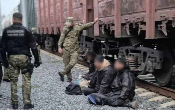 Мігранти намагались потрапити з Білорусі до Польщі у вантажному потязі