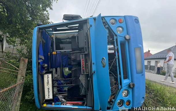 На Закарпатье перевернулся автобус: 11 травмированных