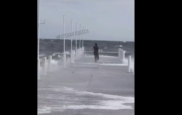 В Одесі з пірсу під час шторму змило у море чергову дівчину - соцмережі