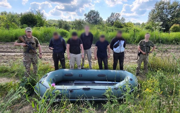 В Закарпатье с выстрелами задержали пятерых мужчин с лодкой
