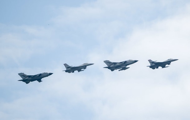 США  затягивают  с F-16: когда самолеты появятся в Украине