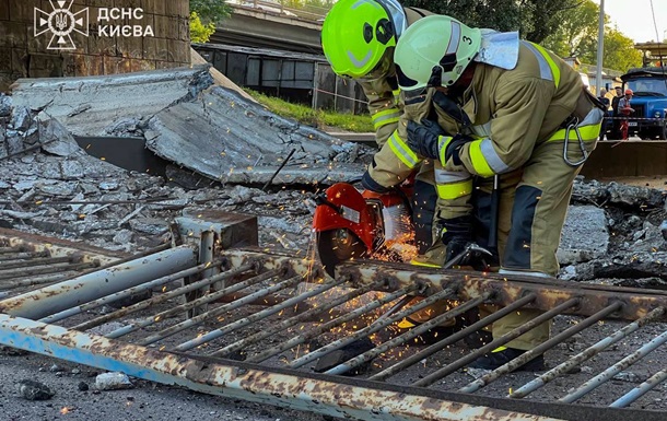 ДСНС ліквідує наслідки обвалу моста в Києві