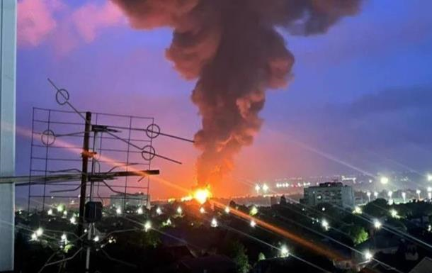 Пожар на нефтебазе в Азове до сих пор не могут ликвидировать