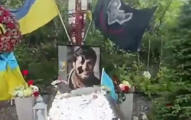 В Киеве повредили могилы погибших воинов Да Винчи, Джуса и Петриченко