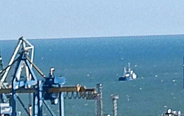 В Мариуполе был замечен третий танкер РФ: в мэрии назвали вероятную причину