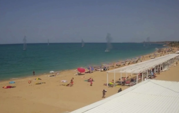 Появилось видео падения обломков ракет на пляж в Крыму