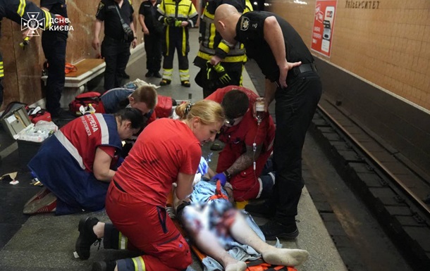 У Києві дістали з-під поїзда метро пасажира, що впав на рейки