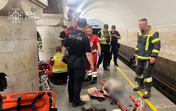У метро Києва загинула жінка