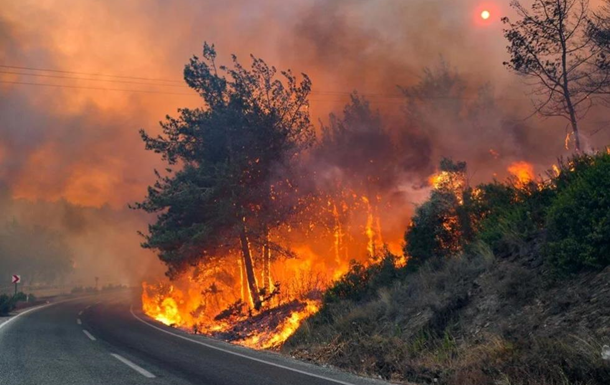 Лесные пожары охватили три турецких провинции