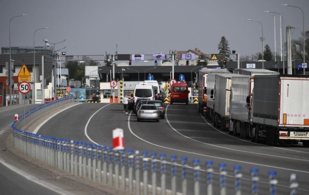 Польща обмежила пропуск українських вантажівок через кордон