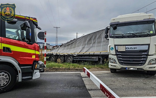 У Польщі електричка зіткнулася з вантажівкою: є загиблі