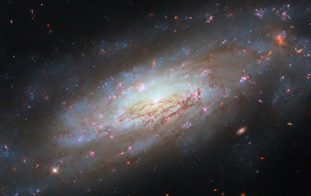 Hubble снял спиральную галактику в 49 млн световых лет от Земли