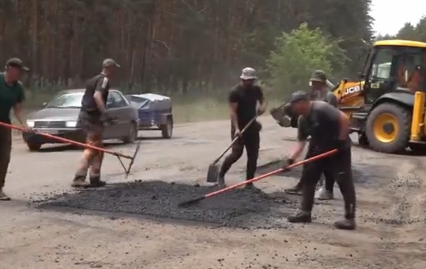 В Харьковской области ремонтируют дороги для улучшения военной логистики