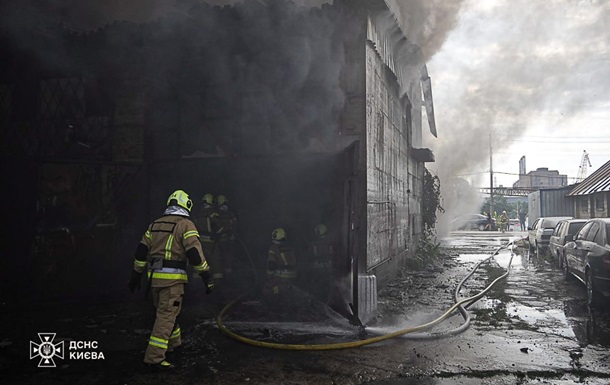 В Киеве на Подоле горят склады