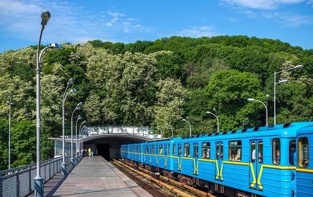 У Києві після ударів РФ на коліях метро знайшли небезпечні предмети