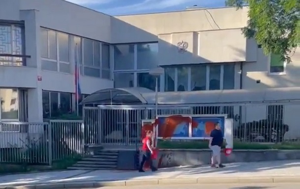 В Праге облили  кровью  российское посольство