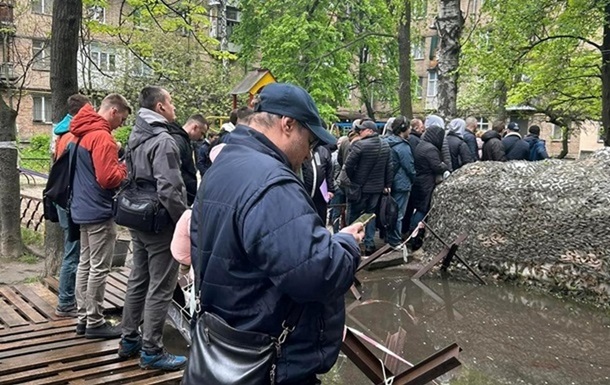 В ТЦК отреагировали на возмущение  искусственными очередями  для обновления данных