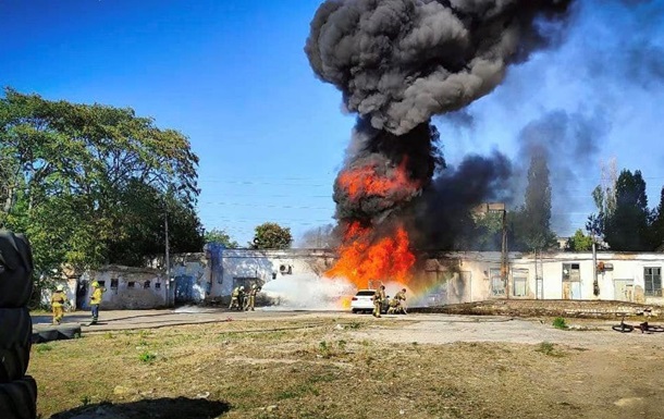 В Миколаєві загорівся бензовоз, вогонь перекинувся на підприємство