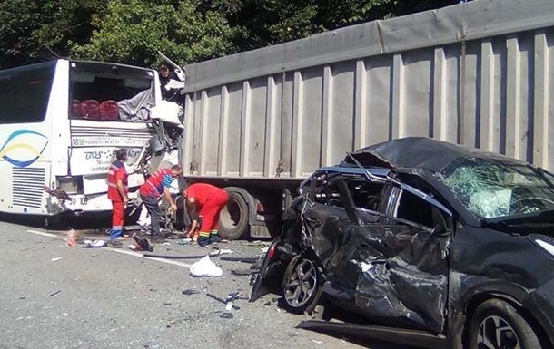 На Тернопільщині в ДТП зіткнулися два авто, три вантажівки та автобус