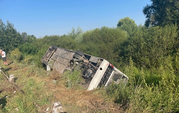 У Тернопільській області перекинувся автобус з прочанами