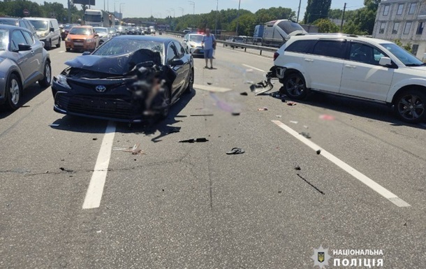 Масштабна ДТП на Столичному шосе в Києві: є постраждалі