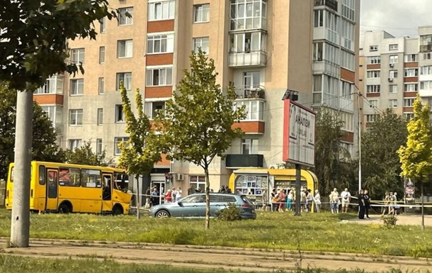 Во Львове маршрутка въехала в опору: много пострадавших