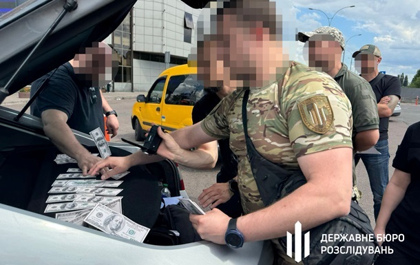 На Буковині двоє правоохоронців переправляли чоловіків за кордон