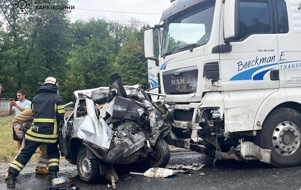 На Харківщині вантажівка зіткнулася з легковиком, серед загиблих діти